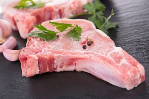 Rohes Schweinefleisch als Futter für Rottweiler