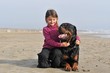 rotweiler et enfant sur la plage
